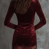 Rochie mini din catifea roșie strălucitoare cu dantelă