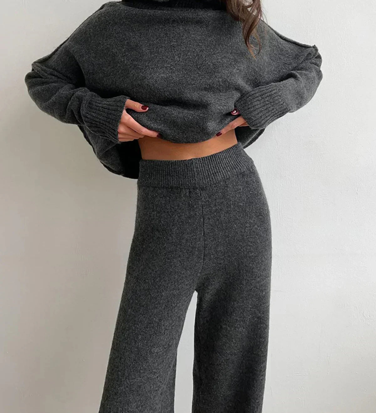 Set tricotat cu guler înalt și pantaloni