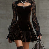Rochie mini ajustată cu mâneci din dantelă și margine din catifea