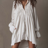 Rochie Mini cu Dantelă Albă și Mâneci Lungi, cu Hem Neregulat