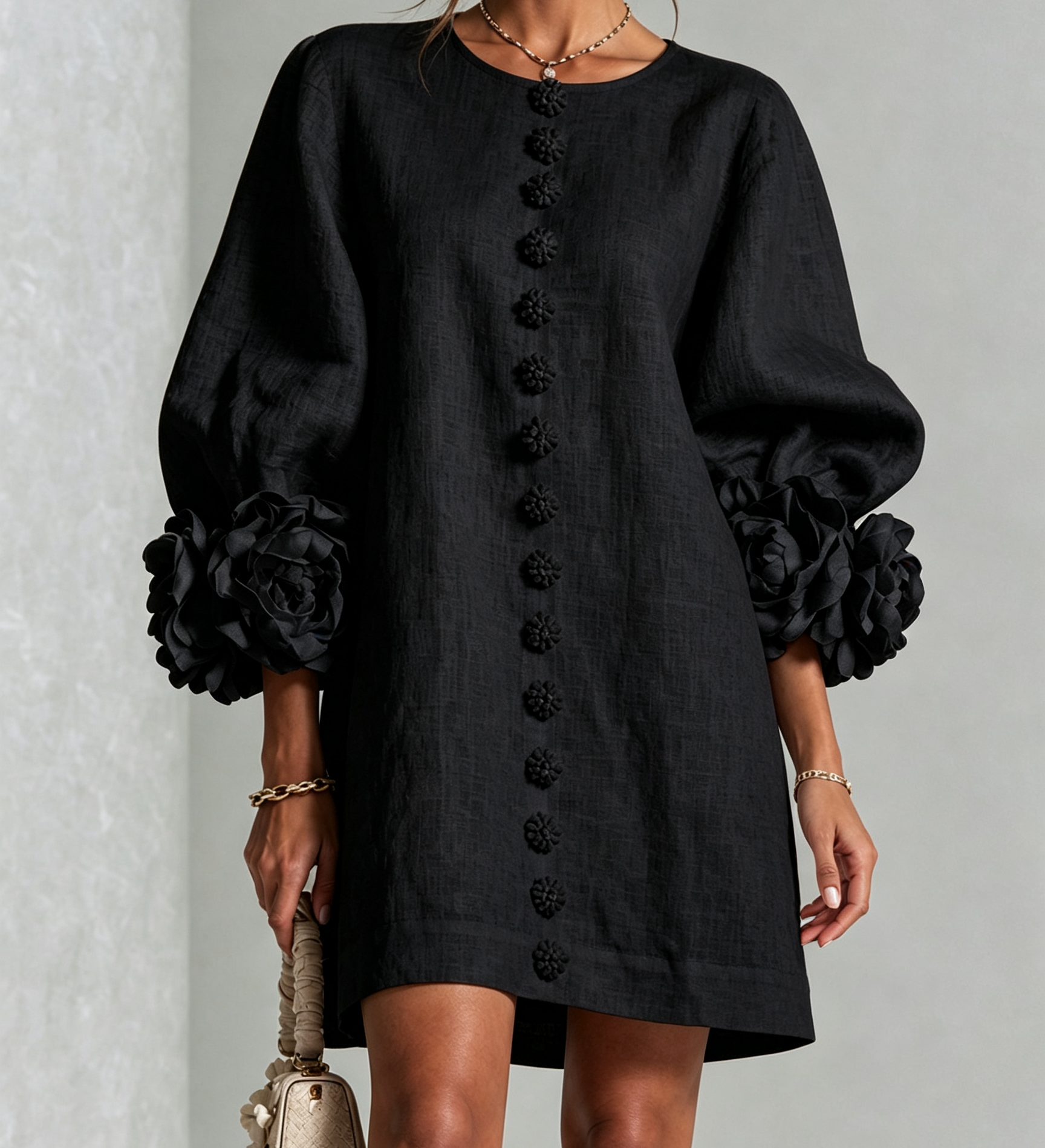 Rochie mini de damă cu nasturi florali, mâneci 3/4 și manșete în formă de trandafir