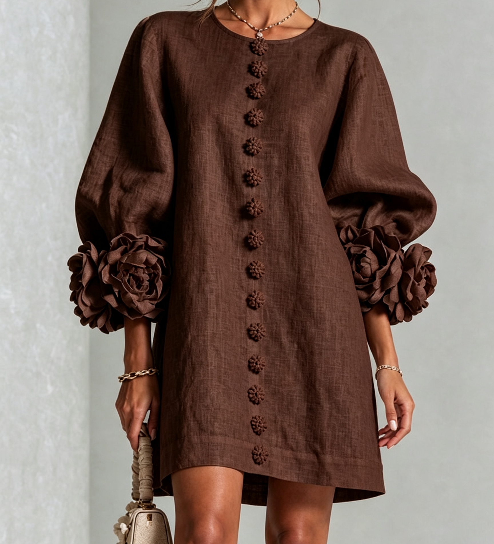 Rochie mini de damă cu nasturi florali, mâneci 3/4 și manșete în formă de trandafir