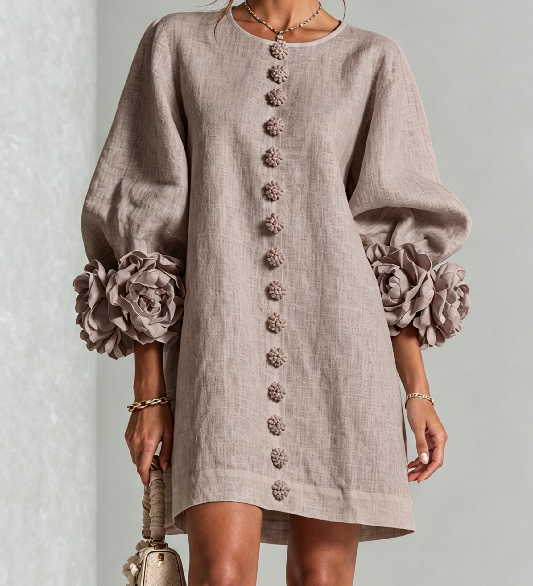 Rochie mini de damă cu nasturi florali, mâneci 3/4 și manșete în formă de trandafir