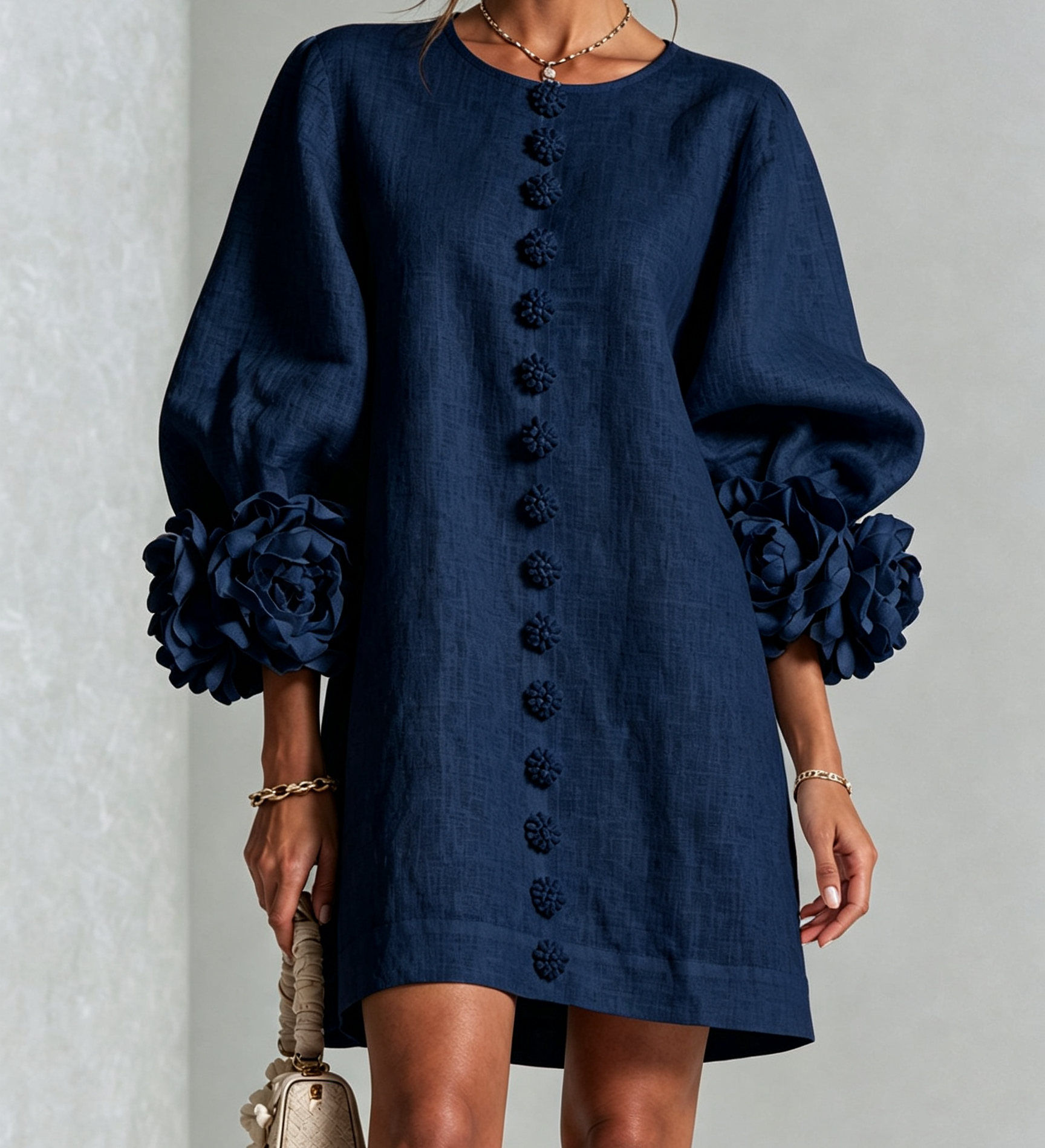 Rochie mini de damă cu nasturi florali, mâneci 3/4 și manșete în formă de trandafir