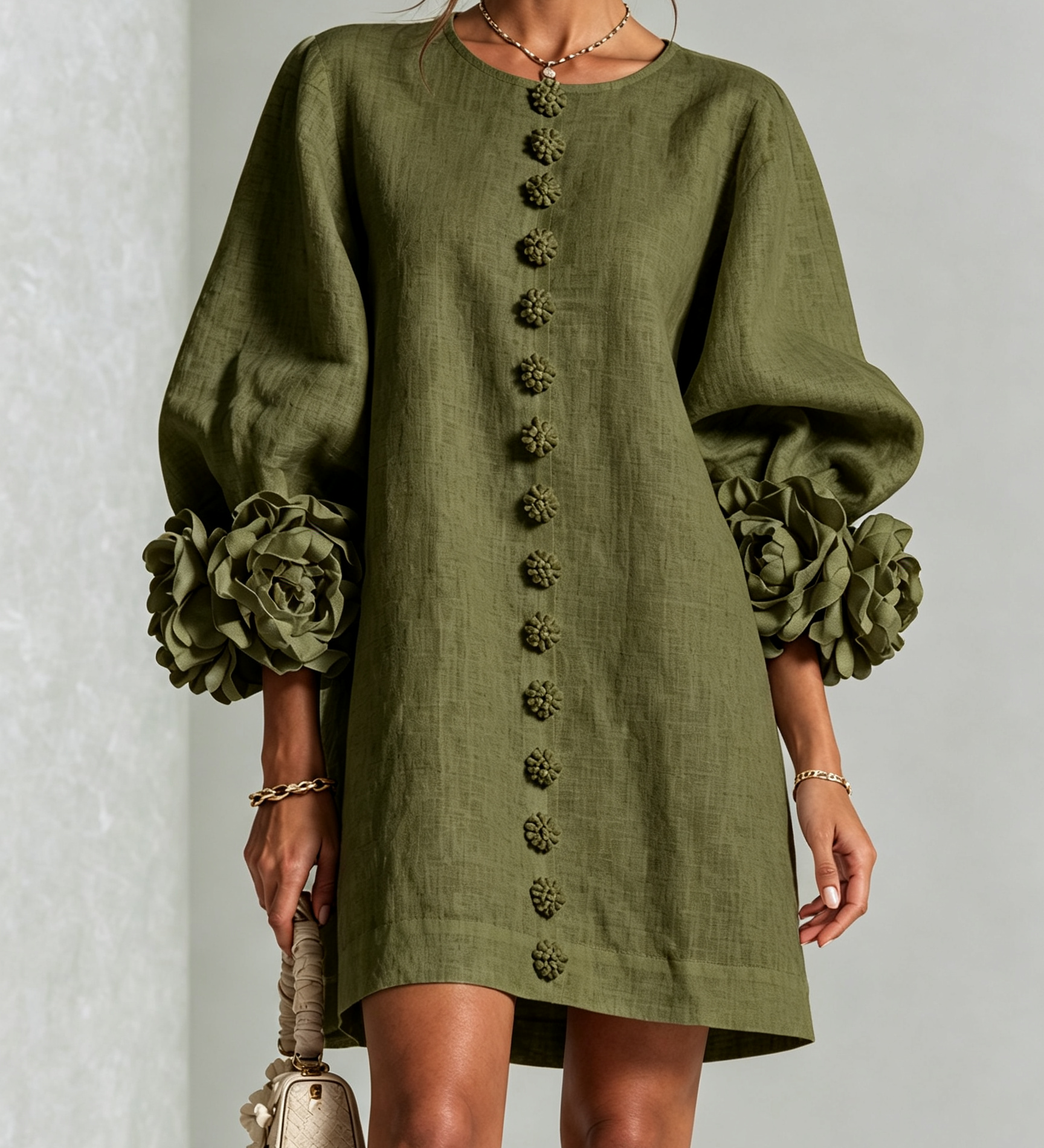 Rochie mini de damă cu nasturi florali, mâneci 3/4 și manșete în formă de trandafir