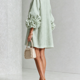 Rochie mini de damă cu nasturi florali, mâneci 3/4 și manșete în formă de trandafir