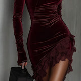 Rochie Mini Fitted cu Guler Înalt din Catifea Burgundy și Dantelă