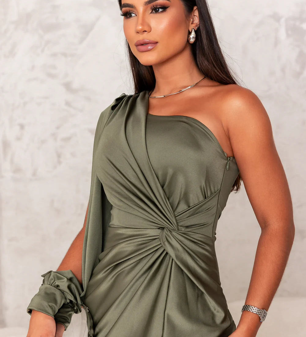 Luana – Rochie din Satin cu Design Asimetric și Fantă